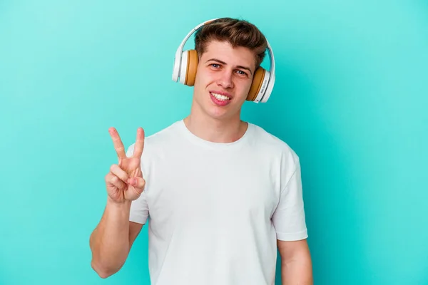 Jovem Caucasiano Ouvindo Música Com Fones Ouvido Isolados Fundo Azul — Fotografia de Stock