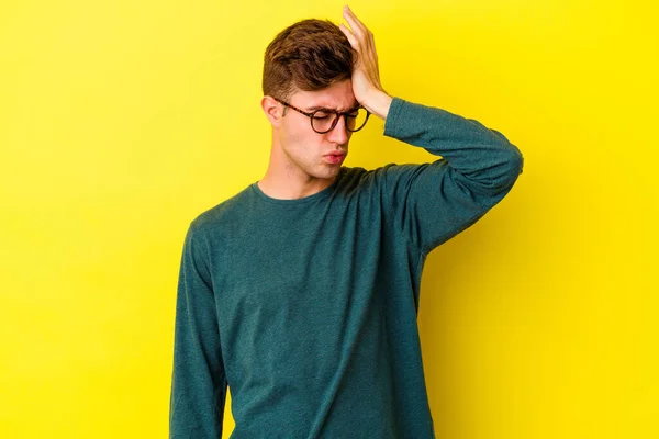 Young Caucasian Man Isolated Yellow Background Forgetting Something Slapping Forehead — Stock Photo, Image