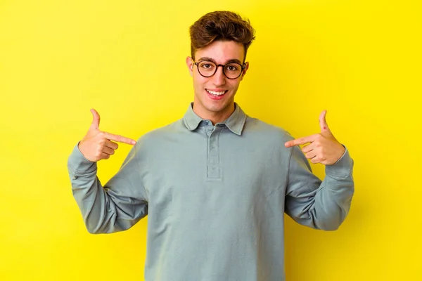 Νεαρός Καυκάσιος Άνδρας Απομονωμένος Κίτρινο Φόντο Δείχνει Προς Κάτω Δάχτυλα — Φωτογραφία Αρχείου