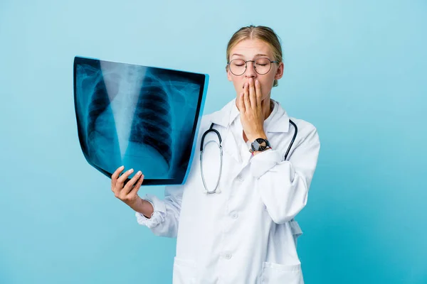 Jovem Médica Russa Segurando Uma Varredura Óssea Bocejo Azul Mostrando — Fotografia de Stock