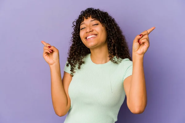 Joven Afroamericana Afro Mujer Aislada Señalando Diferentes Espacios Copia Eligiendo —  Fotos de Stock