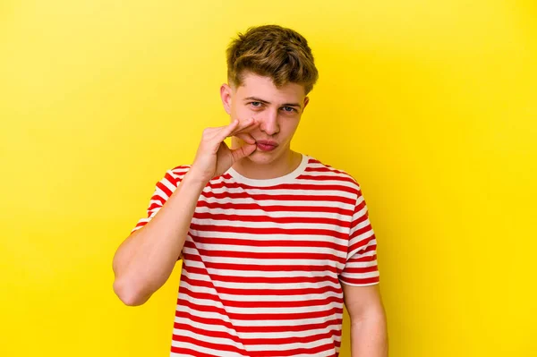Młody Biały Mężczyzna Odizolowany Żółtym Tle Palcami Ustach Utrzymanie Tajemnicy — Zdjęcie stockowe