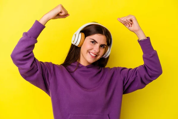 Joven Mujer Caucásica Escuchando Música Con Auriculares Aislados Sobre Fondo — Foto de Stock