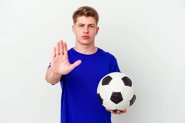 Jovem Caucasiano Jogando Futebol Isolado Fundo Com Mão Estendida Mostrando — Fotografia de Stock