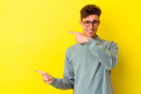 Jovem Caucasiano Isolado Fundo Amarelo Animado Apontando Com Dedos Indicador — Fotografia de Stock