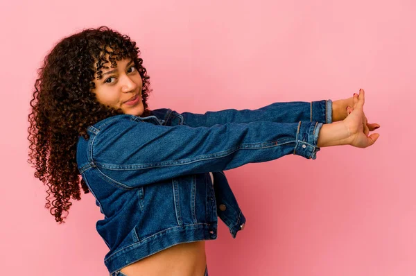 Jovem Afro Americana Africana Isolado Esticando Braços Posição Relaxada — Fotografia de Stock