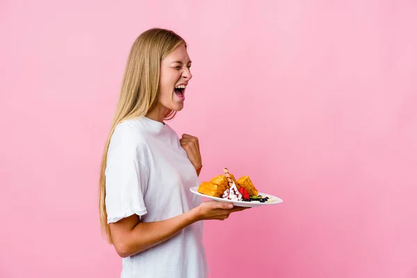 Mujer Rusa Joven Comiendo Waffle Aislado Gritando Hacia Espacio Copia — Foto de Stock