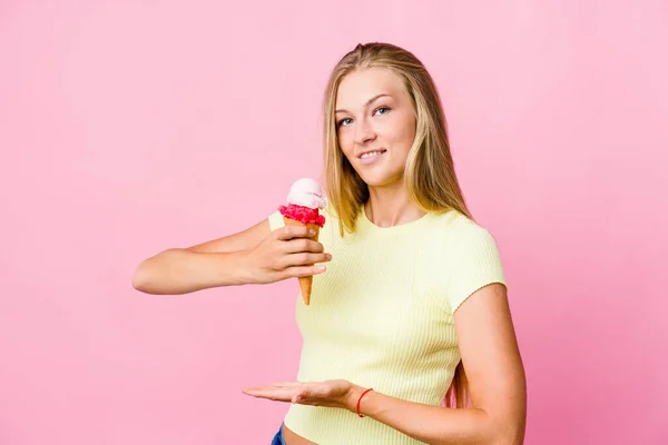一个吃冰淇淋的年轻的俄罗斯女人用双手单独拿着东西 做产品演示 — 图库照片
