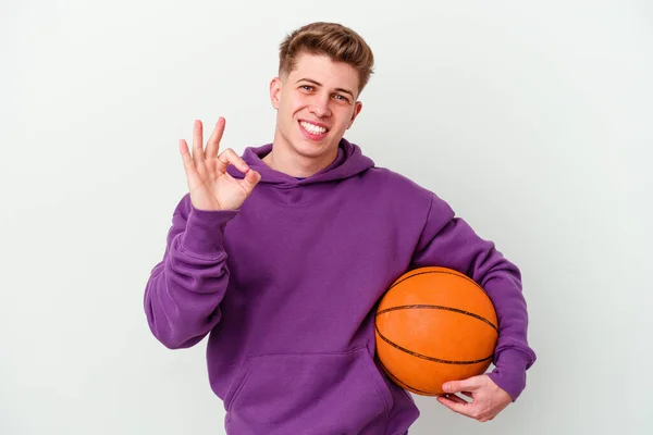 Ung Kaukasier Man Spelar Basket Isolerad Bakgrund Glad Och Säker — Stockfoto