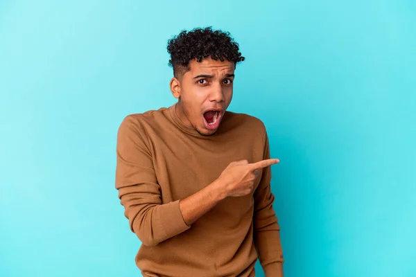 Young African American Curly Man Isolated Blue Pointing Side — Stock Photo, Image