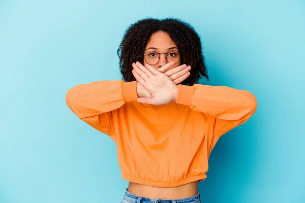 Joven Afroamericana Mestiza Aislada Haciendo Gesto Negación — Foto de Stock