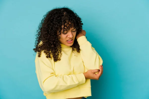 若いアフリカ系アメリカ人のアフロ女性は悪い動きの後に苦しみ 肘をマッサージ分離 — ストック写真