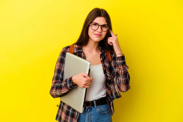 Mladá Běloška Student Žena Drží Notebook Izolované Růžovém Pozadí Ukazuje — Stock fotografie