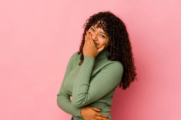 Jovem Afro Americana Africana Isolado Rindo Feliz Despreocupado Emoção Natural — Fotografia de Stock