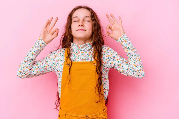 Petite Fille Caucasienne Isolée Sur Fond Rose Détend Après Une — Photo