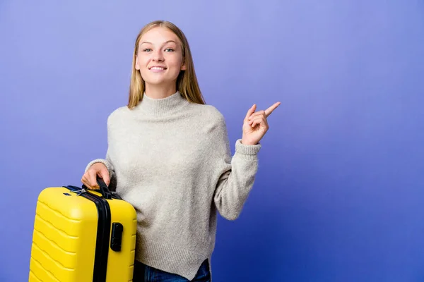 Joven Mujer Rusa Sosteniendo Maleta Para Viajar Sonriendo Alegremente Señalando — Foto de Stock