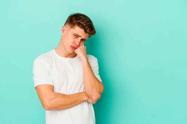 Jovem Caucasiano Isolado Fundo Azul Que Sente Triste Pensativo Olhando — Fotografia de Stock