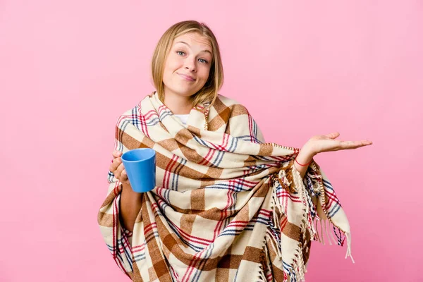 Mujer Rusa Joven Envuelta Una Manta Bebiendo Café Dudando Encogiéndose —  Fotos de Stock