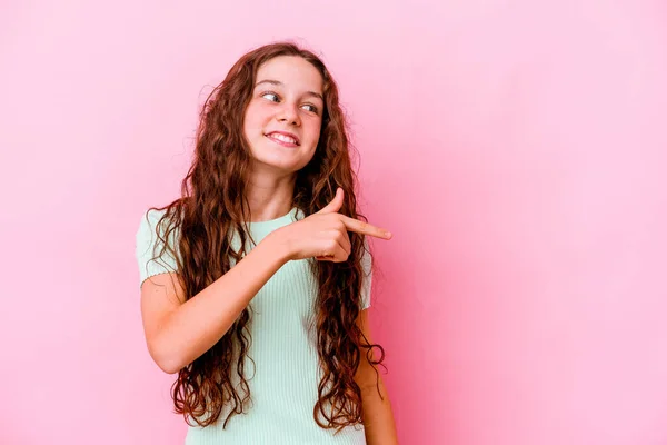 Piccola Ragazza Caucasica Isolata Sfondo Rosa Guarda Parte Sorridente Allegro — Foto Stock