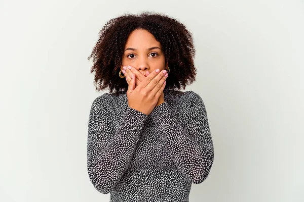Junge Afrikanisch Amerikanische Mischlingshündin Isoliert Mund Mit Besorgten Händen Bedeckt — Stockfoto