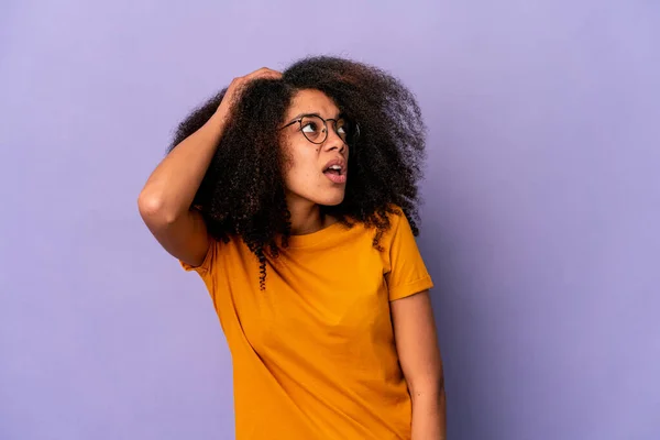 Jovem Afro Americana Encaracolado Mulher Isolada Fundo Roxo Sendo Chocado — Fotografia de Stock