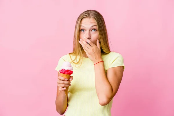 Jonge Russische Vrouw Eten Een Ijs Geïsoleerde Geschokt Bedekken Mond — Stockfoto