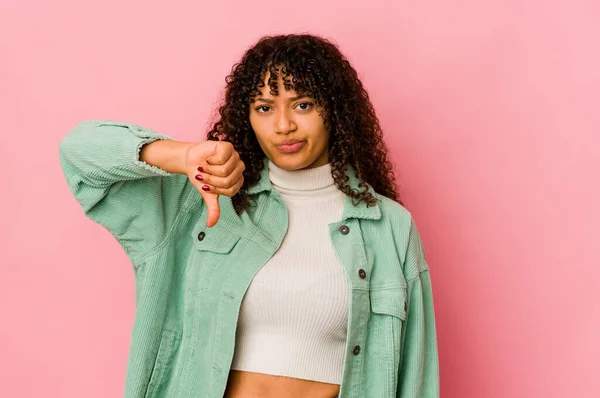 Jovem Afro Americana Africana Isolado Mostrando Polegar Para Baixo Conceito — Fotografia de Stock