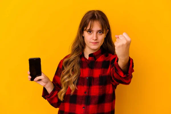 Junge Kaukasische Frau Hält Handy Isoliert Auf Gelbem Hintergrund Und — Stockfoto