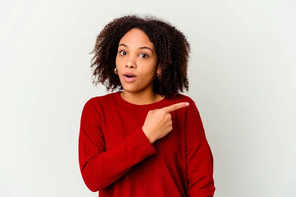 Joven Afroamericana Mestiza Aislada Sonriendo Señalando Lado Mostrando Algo Espacio —  Fotos de Stock