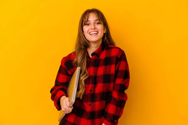 Junge Kaukasische Frau Hält Einen Laptop Und Lacht Und Hat — Stockfoto