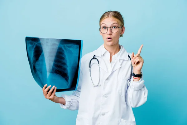 Jovem Russa Médico Mulher Segurando Uma Varredura Óssea Azul Ter — Fotografia de Stock