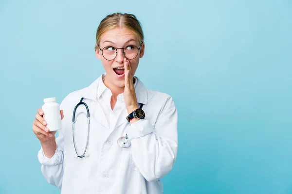 Jonge Russische Dokter Vrouw Met Pillen Fles Blauw Zegt Een — Stockfoto