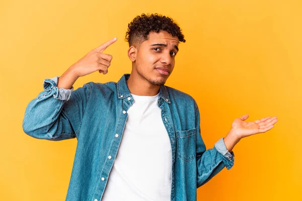 Jovem Afro Americano Encaracolado Homem Isolado Exploração Roxa Mostrando Produto — Fotografia de Stock