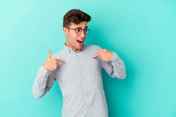 Νεαρός Καυκάσιος Άνδρας Απομονωμένος Μπλε Φόντο Έκπληκτος Δείχνοντας Δάχτυλο Χαμογελώντας — Φωτογραφία Αρχείου