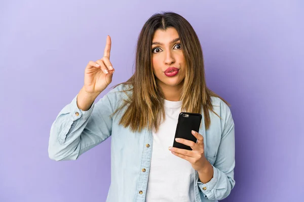 Junge Indische Frau Die Ein Isoliertes Telefon Der Hand Hält — Stockfoto