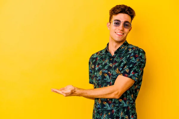 Junger Kaukasischer Mann Einem Hawaiihemd Auf Gelbem Hintergrund Mit Einem — Stockfoto