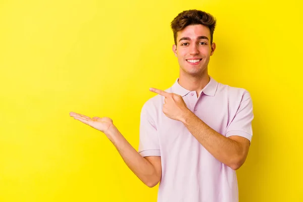 Giovane Uomo Caucasico Isolato Sfondo Giallo Eccitato Tenendo Uno Spazio — Foto Stock