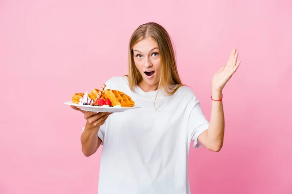 Waffle Yiyen Genç Rus Kadın Hoş Bir Sürpriz Yaşadı Heyecanlandı — Stok fotoğraf