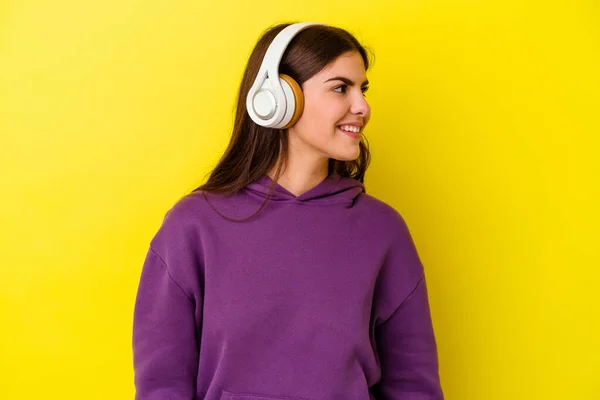 Jovem Caucasiana Ouvindo Música Com Fones Ouvido Isolados Fundo Rosa — Fotografia de Stock