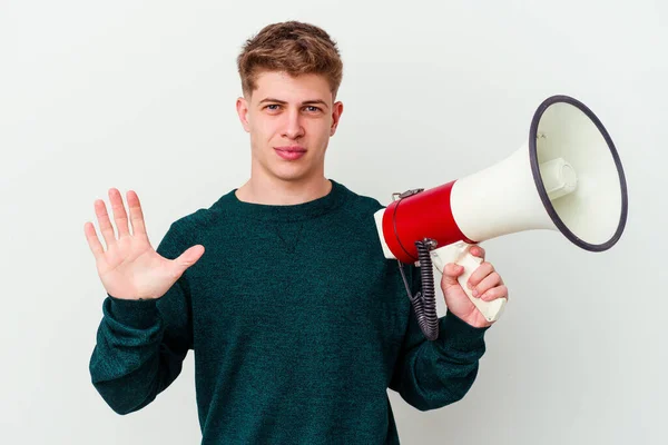 Ung Kaukasier Man Håller Megafon Isolerad Vit Bakgrund Ler Glad — Stockfoto