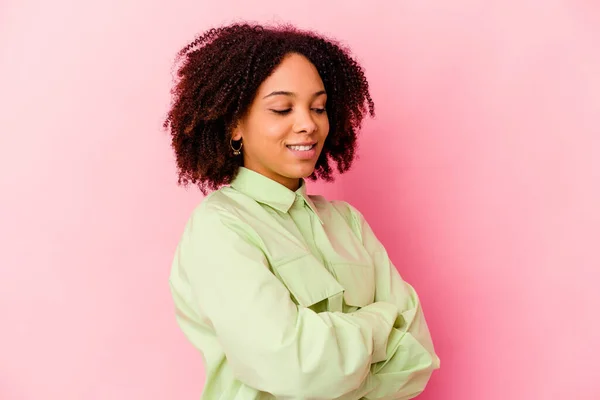 Jeune Femme Afro Américaine Métissée Isolée Souriante Confiante Aux Bras — Photo