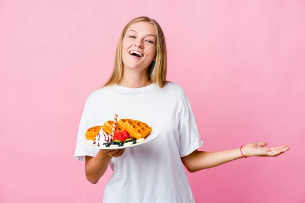 Mujer Rusa Joven Comiendo Waffle Aislado Mostrando Una Expresión Bienvenida —  Fotos de Stock