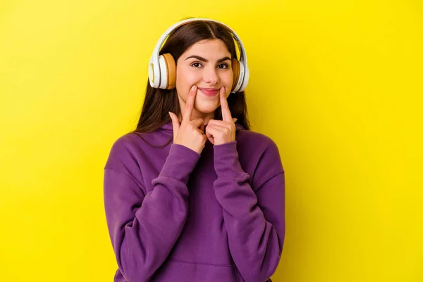 Young Caucasian Woman Listening Music Headphones Isolated Pink Background Doubting — Stock Photo, Image