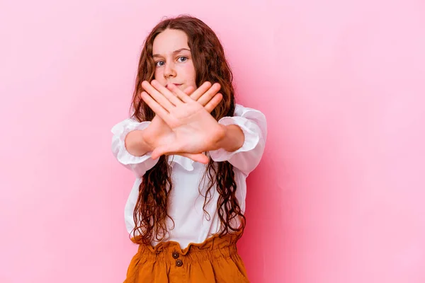 Pequeña Chica Caucásica Aislada Sobre Fondo Rosa Haciendo Gesto Negación —  Fotos de Stock