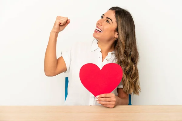 Junge Kaukasische Frau Mit Einem Valentinstag Herz Isoliert Erhobene Faust — Stockfoto