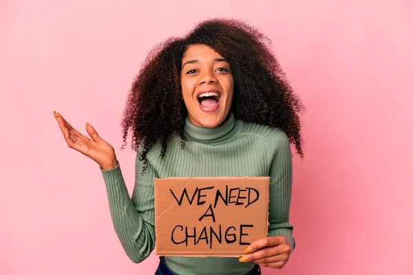 Genç Afro Amerikan Kıvırcık Kadın Elinde Bir Değişikliğe Ihtiyacımız Var — Stok fotoğraf