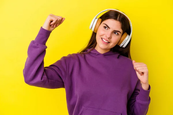 Νεαρή Καυκάσια Γυναίκα Ακούγοντας Μουσική Ακουστικά Απομονωμένα Ροζ Φόντο Υψώνοντας — Φωτογραφία Αρχείου