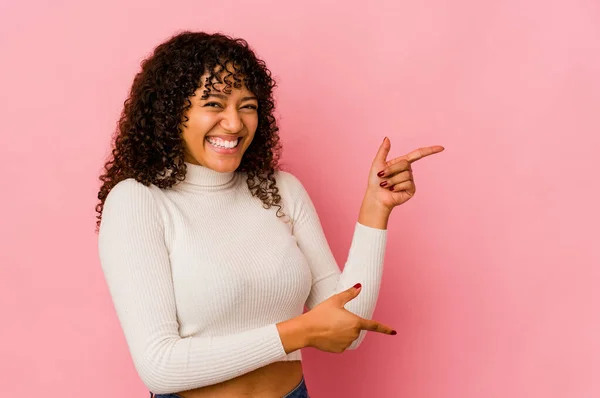 Jovem Afro Americana Africana Isolada Apontando Com Dedos Indicador Para — Fotografia de Stock