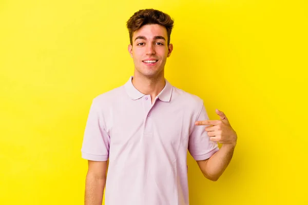 Sarı Arka Planda Izole Edilmiş Genç Beyaz Bir Adam Gömlek — Stok fotoğraf
