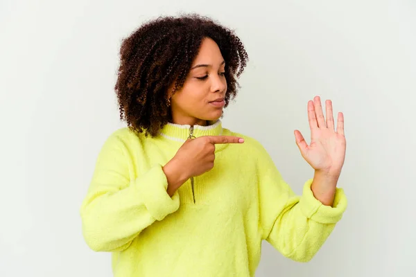 若いアフリカ系アメリカ人の混合レースの女性は指で5番目を示す陽気な笑顔を分離 — ストック写真